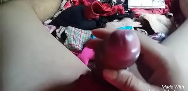  Chica puta se masturba sola en casa upskirt bajo la falda